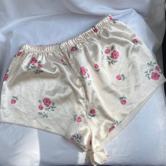Rubylishious Satin pijama set shorts and tank top Beige color with floral print - Picture 3 of 5
